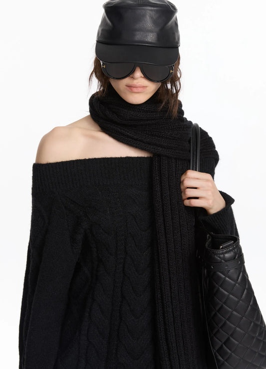 Curved Wool Scarf